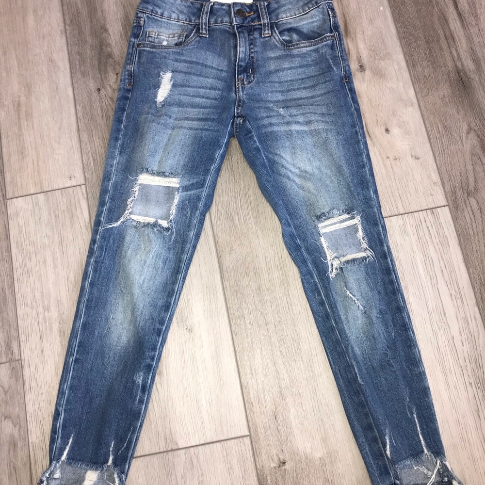 Capri distressed denim jeans